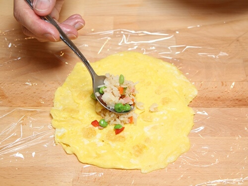 Trứng bọc cơm chiên hình gà cho bé lười ăn 52 Trứng bọc cơm chiên hình gà cho bé lười ăn 24