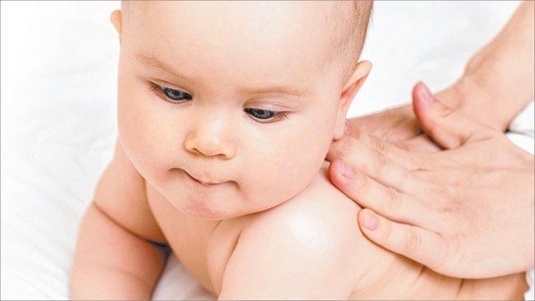 Từ A-Z các bước mát-xa cho trẻ sơ sinh bố mẹ nên biết 43 Từ A-Z các bước mát-xa cho trẻ sơ sinh bố mẹ nên biết 15