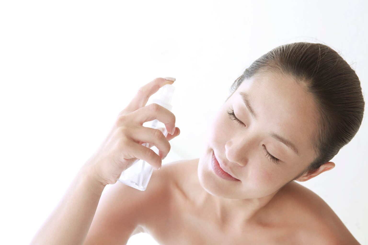 Xịt khoáng từ nha đam và tinh dầu hoa hạnh đào