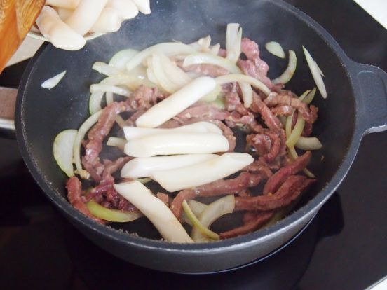 Tự làm bánh gạo Hàn Quốc xào thịt bò tại nhà 22