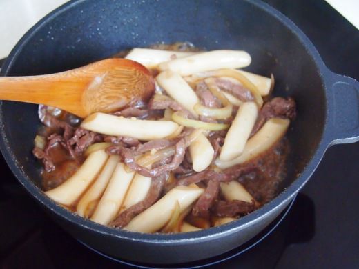 Tự làm bánh gạo Hàn Quốc xào thịt bò tại nhà 24