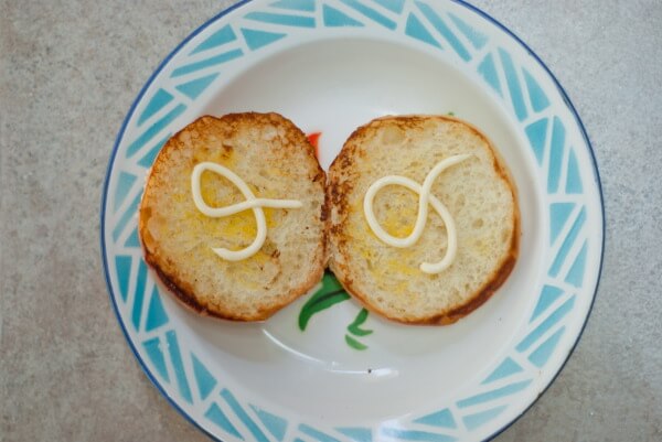 Tự làm hamburger gà chiên cho bữa sáng nhanh gọn, đủ chất 51 Tự làm hamburger gà chiên cho bữa sáng nhanh gọn, đủ chất 21