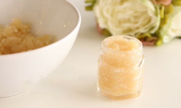 Tự làm kem tẩy tế bào chết cho môi giá "hạt dẻ" 10
