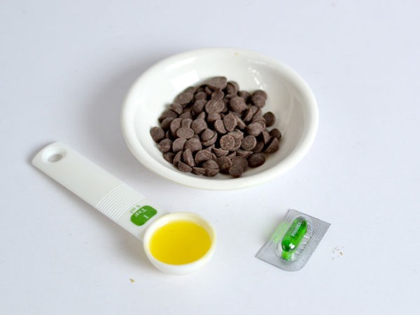 Tự làm son dưỡng môi từ chocolate đen cực đơn giản 37 tu-lam-son-duong-moi-tu-chocolate-den-cuc-don-gian