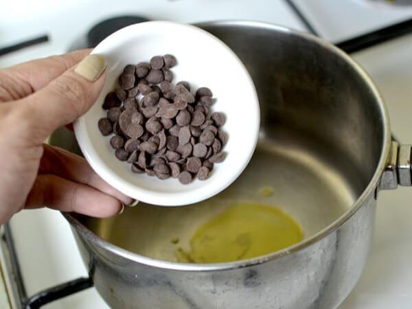 Tự làm son dưỡng môi từ chocolate đen cực đơn giản 38 tu-lam-son-duong-moi-tu-chocolate-den-cuc-don-gian