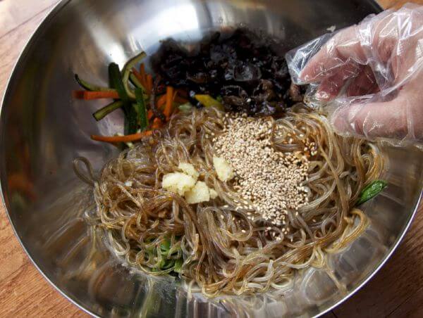 Tuyệt chiêu nấu món miến trộn Hàn Quốc ngon không thua gì ngoài hàng 63 Tuyệt chiêu nấu món miến trộn Hàn Quốc ngon không thua gì ngoài hàng 35