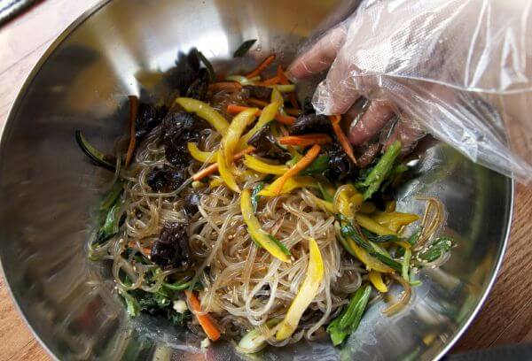 Tuyệt chiêu nấu món miến trộn Hàn Quốc ngon không thua gì ngoài hàng 64 Tuyệt chiêu nấu món miến trộn Hàn Quốc ngon không thua gì ngoài hàng 36
