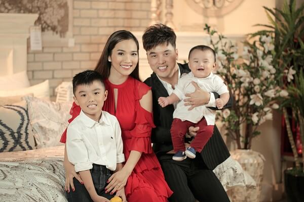 Ưng Hoàng Phúc: Cuộc sống “đảo lộn” từ khi lên chức bố 48 Ưng Hoàng Phúc: Cuộc sống “đảo lộn” từ khi lên chức bố 20