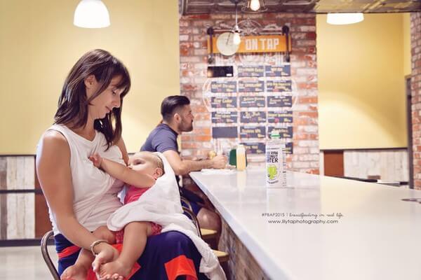 Vẻ đẹp ngọt ngào của các bà mẹ khi cho con bú ở nơi công cộng 83 ve-dep-ngot-ngao-cua-cac-ba-me-khi-cho-con-bu-o-noi-cong-cong