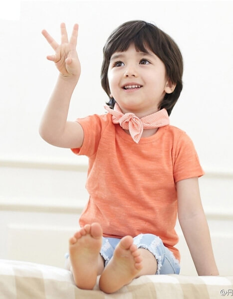 Vẻ điển trai cuốn hút của mẫu nhí lai Nga - Hàn 38