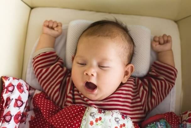 Vì sao mẹ không nên cho trẻ dưới 2 tuổi nằm gối 6