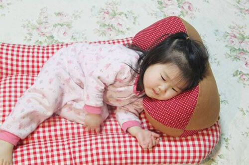 Vì sao mẹ không nên cho trẻ dưới 2 tuổi nằm gối 7