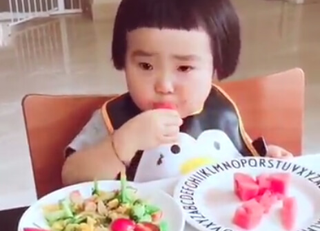 Video: Em bé ăn ngấu nghiến 2 đĩa salad và trái cây "đốn tim" cộng đồng mạng 33 Video: Em bé ăn ngấu nghiến 2 đĩa salad và trái cây "đốn tim" cộng đồng mạng 5