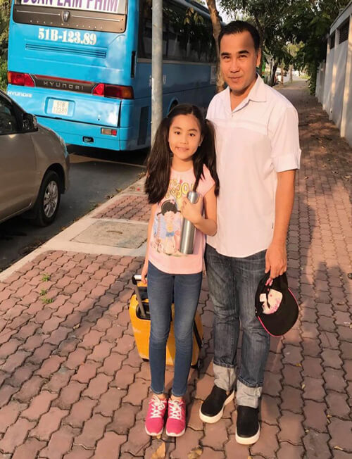 Vợ chồng Quyền Linh trả lương cho con làm việc nhà 7