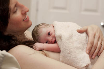 Vô vàn lợi ích cho bé từ cái ôm đầu tiên của mẹ 7