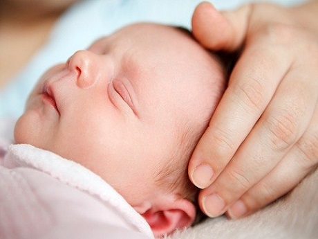 Vô vàn lợi ích cho bé từ cái ôm đầu tiên của mẹ 8