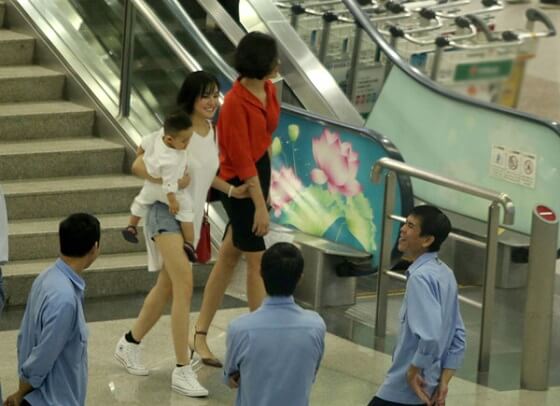 Vy Oanh cùng chồng và con trai về nước sau 2 năm vắng bóng 42 Vy Oanh cùng chồng và con trai về nước sau 2 năm vắng bóng 14