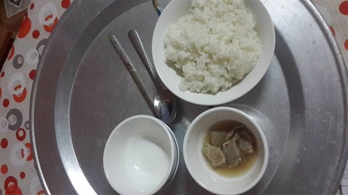 Xót xa những mâm cơm nhà chồng để phần con dâu ở cữ 37 Xót xa những mâm cơm nhà chồng để phần con dâu ở cữ 9