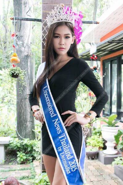 Xúc động hình ảnh Hoa hậu quỳ gối dưới chân người mẹ nhặt rác 55 Xúc động hình ảnh Hoa hậu quỳ gối dưới chân người mẹ nhặt rác 27