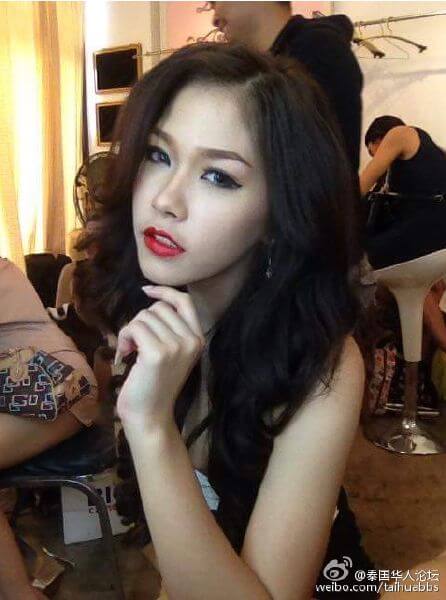Xúc động hình ảnh Hoa hậu quỳ gối dưới chân người mẹ nhặt rác 57 Xúc động hình ảnh Hoa hậu quỳ gối dưới chân người mẹ nhặt rác 29