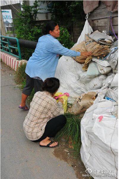 Xúc động hình ảnh Hoa hậu quỳ gối dưới chân người mẹ nhặt rác 47 Xúc động hình ảnh Hoa hậu quỳ gối dưới chân người mẹ nhặt rác 19