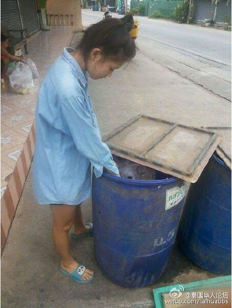 Xúc động hình ảnh Hoa hậu quỳ gối dưới chân người mẹ nhặt rác 49 Xúc động hình ảnh Hoa hậu quỳ gối dưới chân người mẹ nhặt rác 21