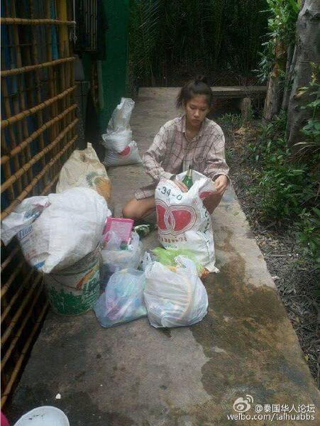 Xúc động hình ảnh Hoa hậu quỳ gối dưới chân người mẹ nhặt rác 50 Xúc động hình ảnh Hoa hậu quỳ gối dưới chân người mẹ nhặt rác 22