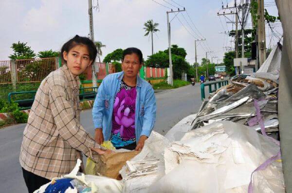Xúc động hình ảnh Hoa hậu quỳ gối dưới chân người mẹ nhặt rác 51 Xúc động hình ảnh Hoa hậu quỳ gối dưới chân người mẹ nhặt rác 23