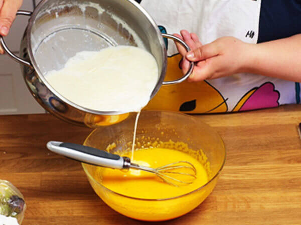 Cách làm bánh flan bằng sữa tươi mịn tan ngay trong miệng 46 Cách làm bánh flan bằng sữa tươi 2
