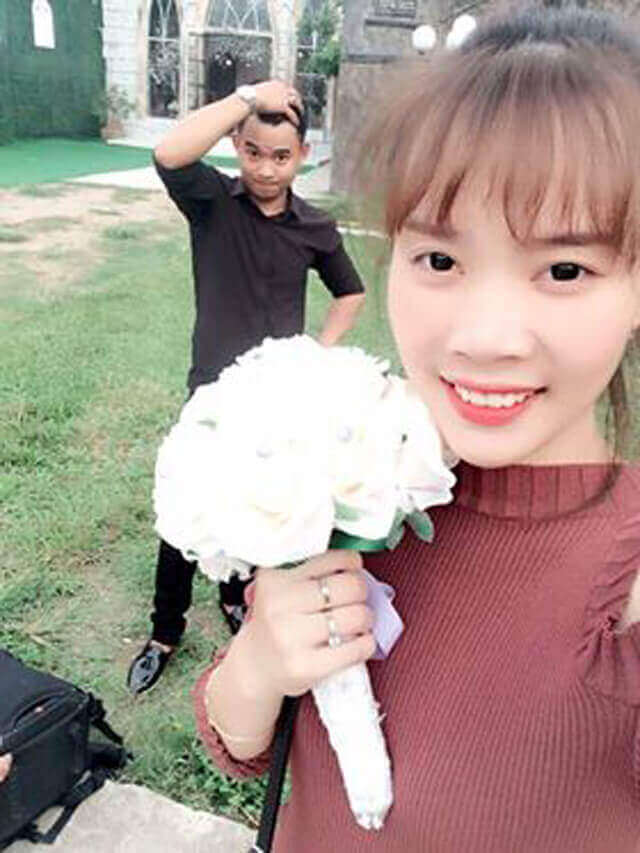 Cô dâu, chú rể trèo nóc nhà để chụp bộ ảnh cưới mùa mưa lũ 42 Cô dâu, chú rể trèo nóc nhà để chụp bộ ảnh cưới mùa mưa lũ 14