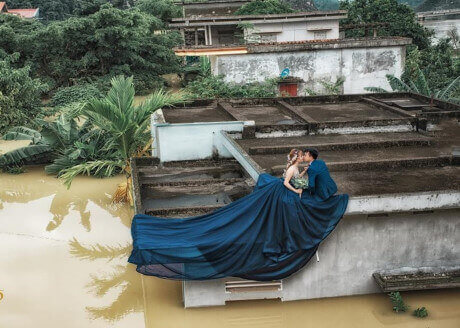 Cô dâu, chú rể trèo nóc nhà để chụp bộ ảnh cưới mùa mưa lũ 43 Cô dâu, chú rể trèo nóc nhà để chụp bộ ảnh cưới mùa mưa lũ 15