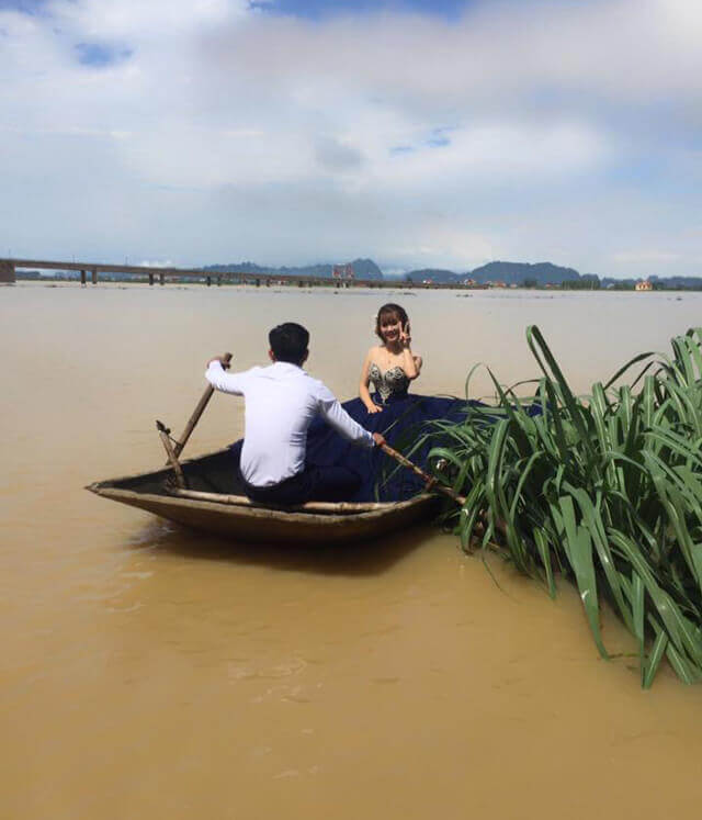 Cô dâu, chú rể trèo nóc nhà để chụp bộ ảnh cưới mùa mưa lũ 44 Cô dâu, chú rể trèo nóc nhà để chụp bộ ảnh cưới mùa mưa lũ 16