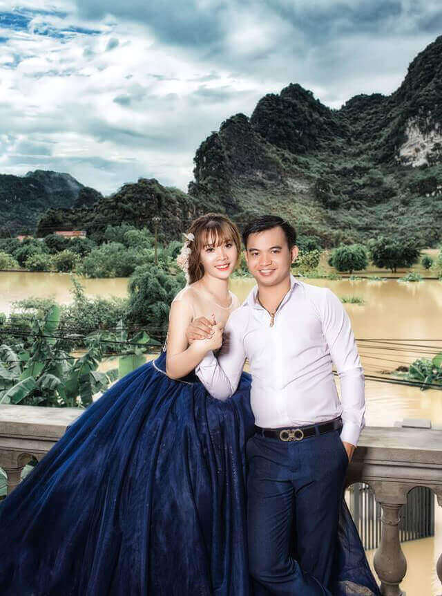 Cô dâu, chú rể trèo nóc nhà để chụp bộ ảnh cưới mùa mưa lũ 45 Cô dâu, chú rể trèo nóc nhà để chụp bộ ảnh cưới mùa mưa lũ 17