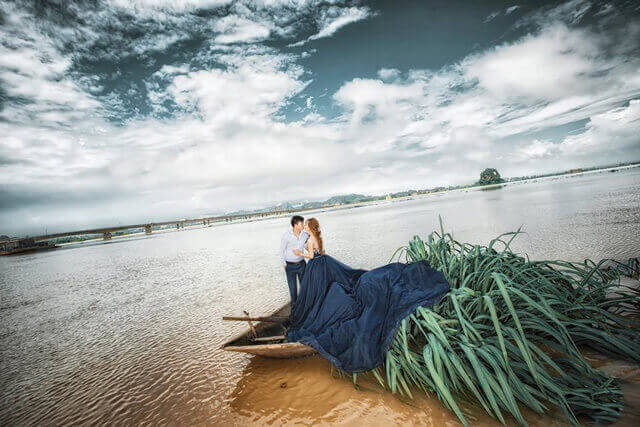 Cô dâu, chú rể trèo nóc nhà để chụp bộ ảnh cưới mùa mưa lũ 49 Cô dâu, chú rể trèo nóc nhà để chụp bộ ảnh cưới mùa mưa lũ 21