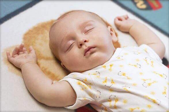 C&oacute; n&ecirc;n cho trẻ sơ sinh nằm gối