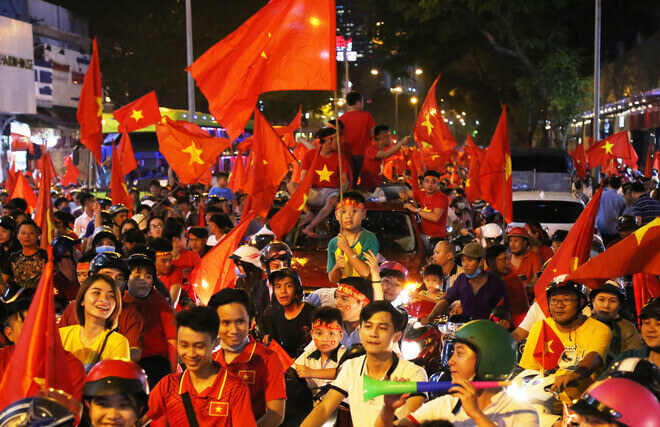 “Đi bão” mừng U23 Việt Nam chiến thắng, bé trai bị cán cờ quẹt trúng mắt 34 “Đi bão” mừng U23 Việt Nam chiến thắng, bé trai bị cán cờ quẹt trúng mắt 6