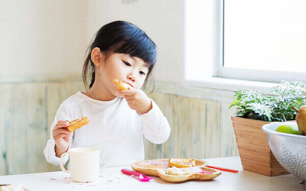 B&eacute; ăn nhiều nhưng chậm tăng c&acirc;n phải l&agrave;m sao?