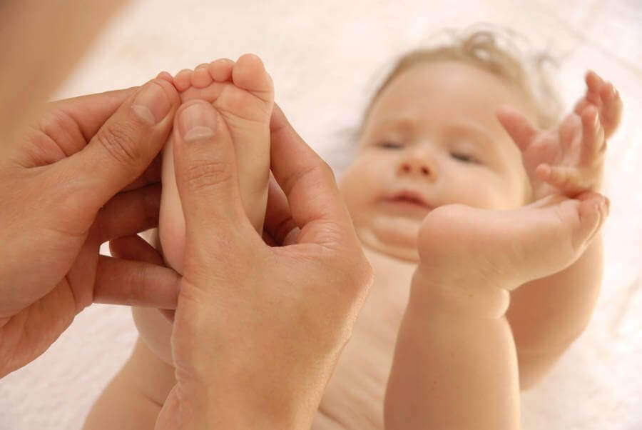 Mách bố cách mát xa cho trẻ sáng khoái suốt ngày dài 33 mát xa cho bé
