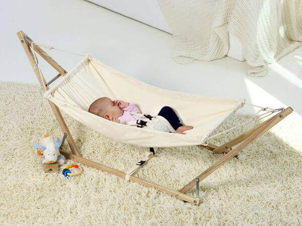 Mách nhỏ bí quyết cho trẻ nằm võng đúng cách 6