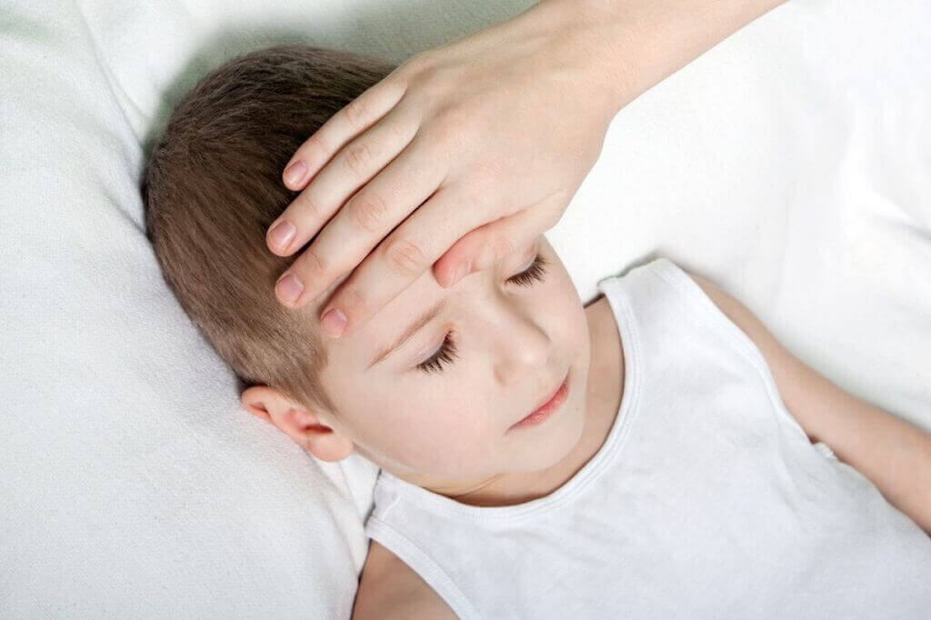 Mách nhỏ bố mẹ cách xử lý khi trẻ bị trúng gió 33 trẻ bị trúng gió