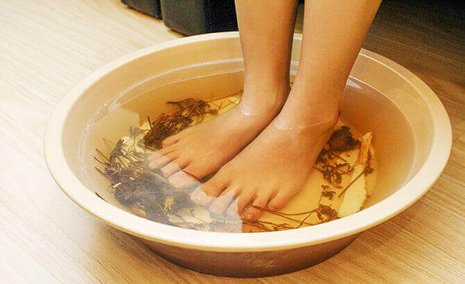 Ng&acirc;m ch&acirc;n trước khi đi ngủ 