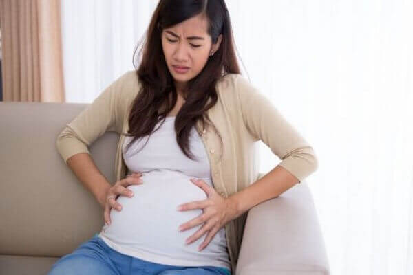 gò cứng bụng khi mang thai