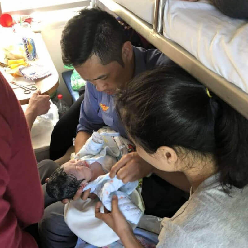 Nhân viên đường sắt Bắc Nam đỡ đẻ thành công ngay trên tàu 33 Nhân viên đường sắt Bắc Nam đỡ đẻ thành công ngay trên tàu 6