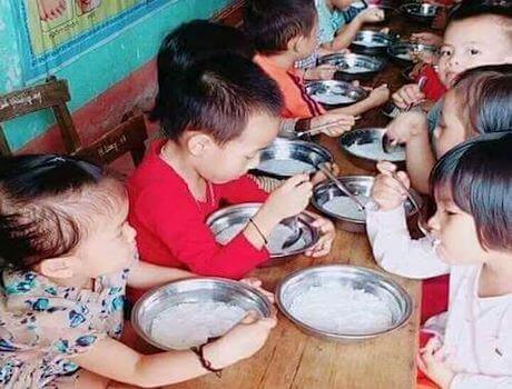 Phụ huynh bức xúc vì suất "bún luộc" có giá 15.000 đồng 5