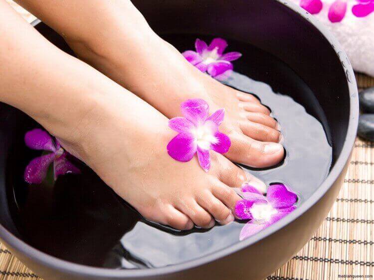 Rỉ tai mẹ cách chữa nứt gót chân tại nhà hiệu quả 8
