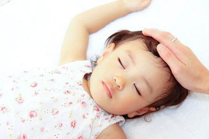 trẻ hay ra mồ h&ocirc;i trộm 