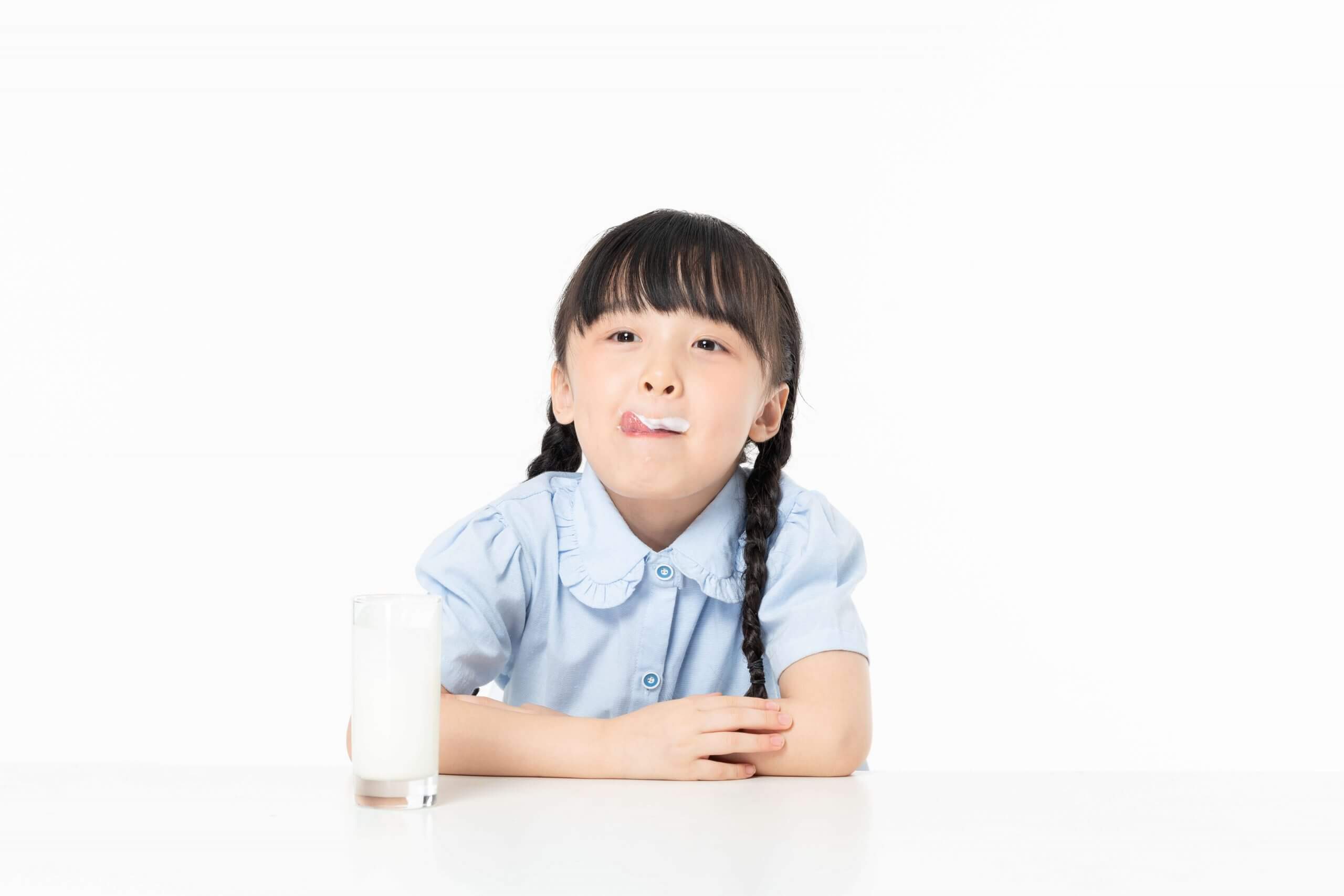 Dinh dưỡng cho bé 4-5 tuổi, mẹ cần chú ý những gì? 37 uống sữa tăng chiều cao