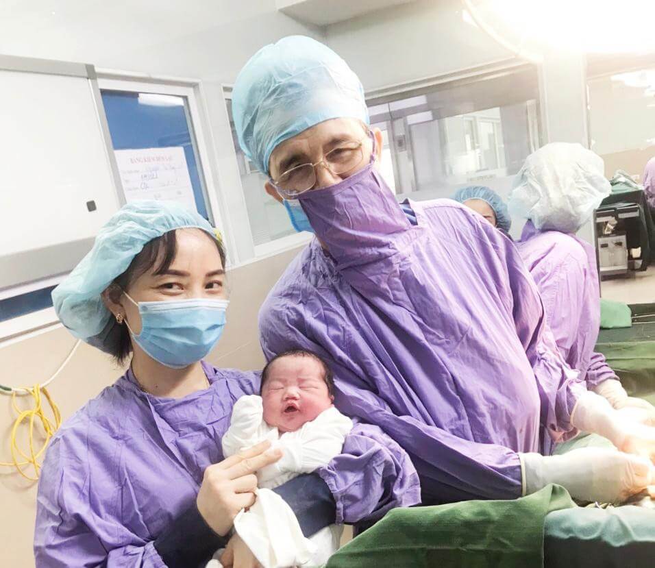 Kỳ tích của kỳ tích: Chuyện người mẹ ung thư 4 lần sảy thai, sinh con vẹn tròn 41 em bé và bác sĩ