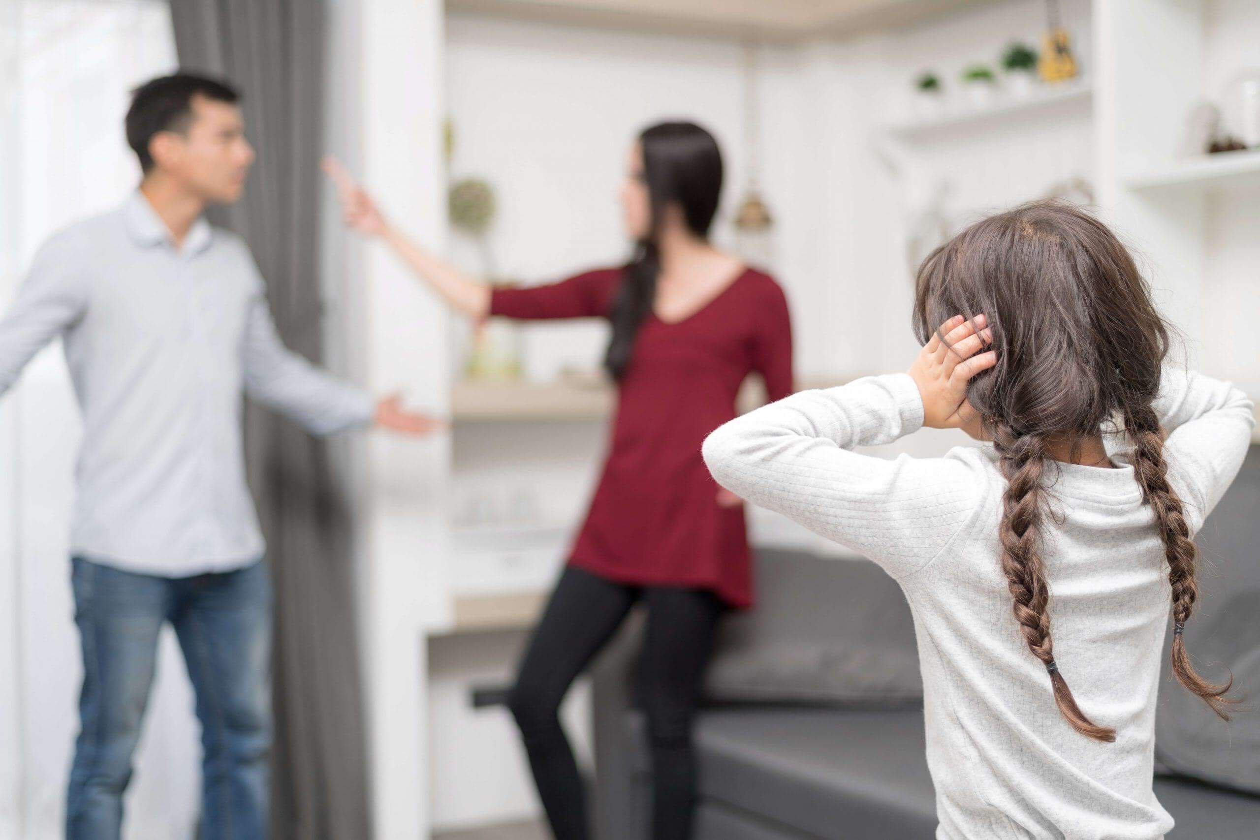 Kết hôn nhanh chóng, ly hôn vội vã.... 40 bố mẹ cãi nhau
