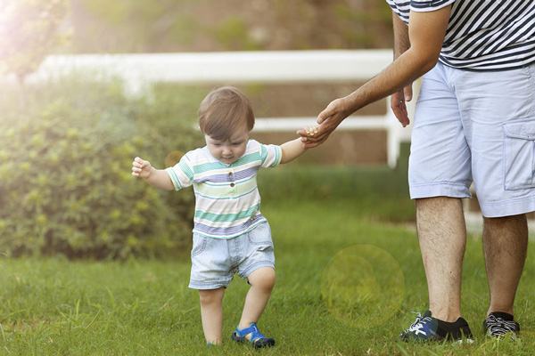 Cùng theo con trong những bước đi đầu tiên 7